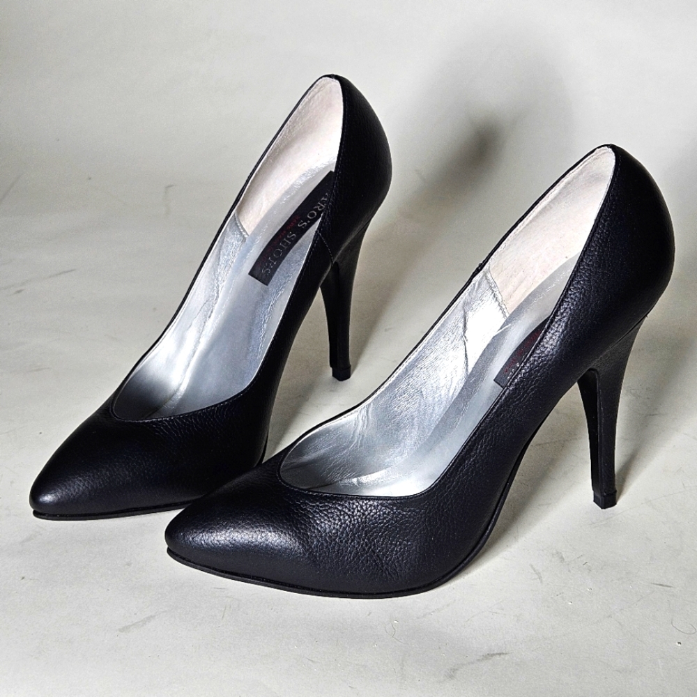 Karo's 5 inch Black Leather Classic Pumps. Size 10